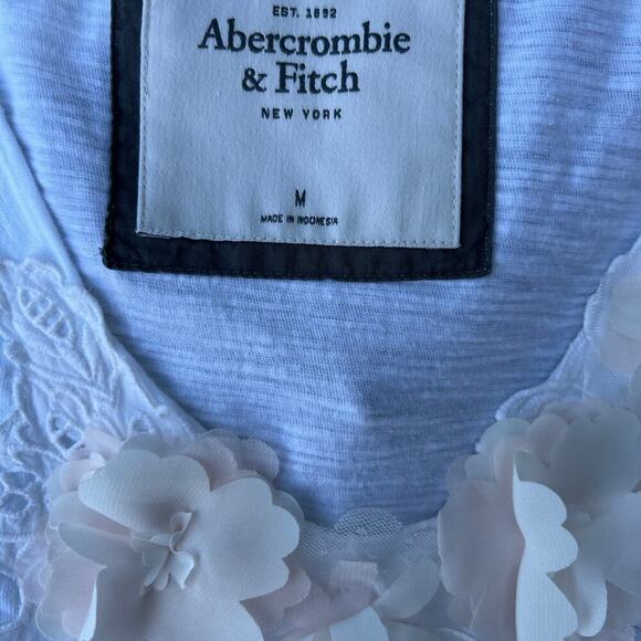 Abercrombie and Fitch T-shirt with 3D  flowers & cutout work, women's size M - Picture 3 of 7